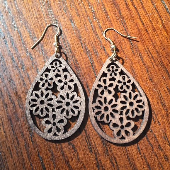 Wooden statement earrings - Picture 3 of 5